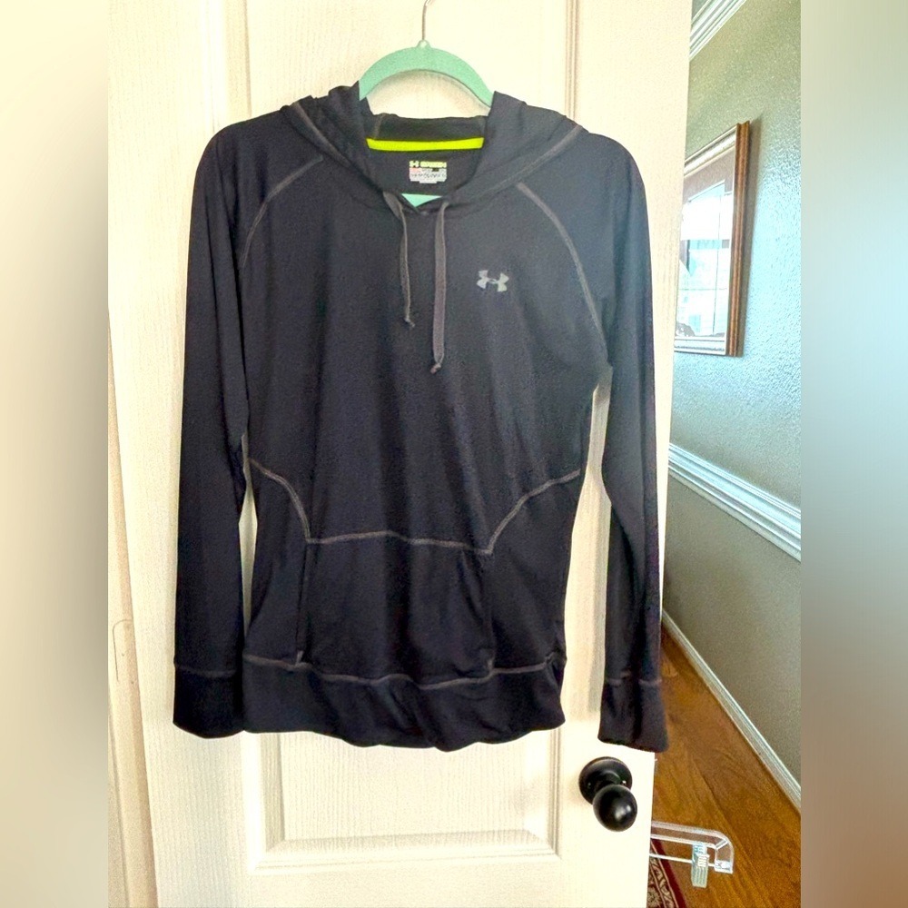 Under Armour Green size medium Semi fitted heat gear hoodie.Great condition0787